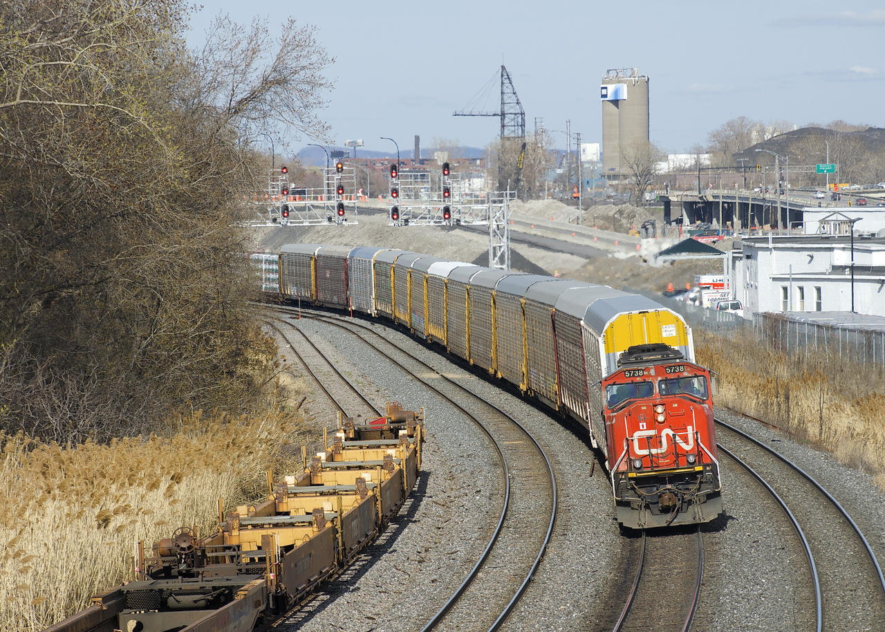 SD75I CN 5738 is the sole power on CN 401 as it rounds a curve on CN's Montreal Sub, passing underneath a set of signals that were installed last year.