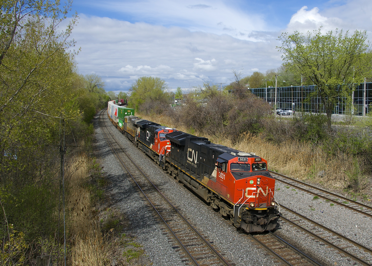 CN 3031, CN 3144 and CREX 1508 lead CN 120 around a curve on CN's Montreal Sub as it approaches Turcot Ouest.
