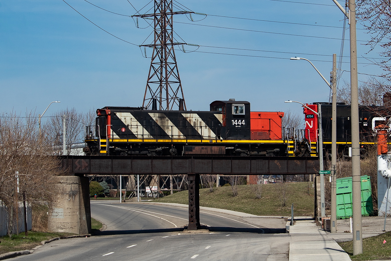 1444 is pictured here leading the 0700 yard job back towards Stuart with a drag of new centrebeams and grain hoppers out of NSC. There was a chance they were going into Stelco this day, and 1444 would have been the one of the two in the position to lead out of there, but they ran out of time on their shift to fit that in. A disappointing outcome indeed, as seeing a GMD-1 in the Stelco property would have been a lot of fun. 1444's time in Hamilton was limited, having shown up some time around April 3, before encountering issues on May 4 and returning to Mac on May 5. Hopefully it comes back, but if not, I at least got a few decent shots of it from this day. For those curious about the history of the bridge, Stephen Host offers some insights into its past in this shot of QGRY 2301 back in 2015.