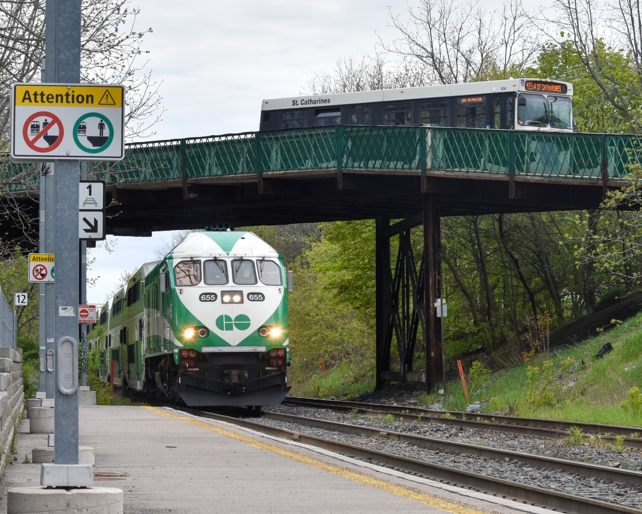 GO MP40PH-3C #655 pulls a set of 12 bi-levels – including bike cars – into the Grand Trunk station in St. Catharines.