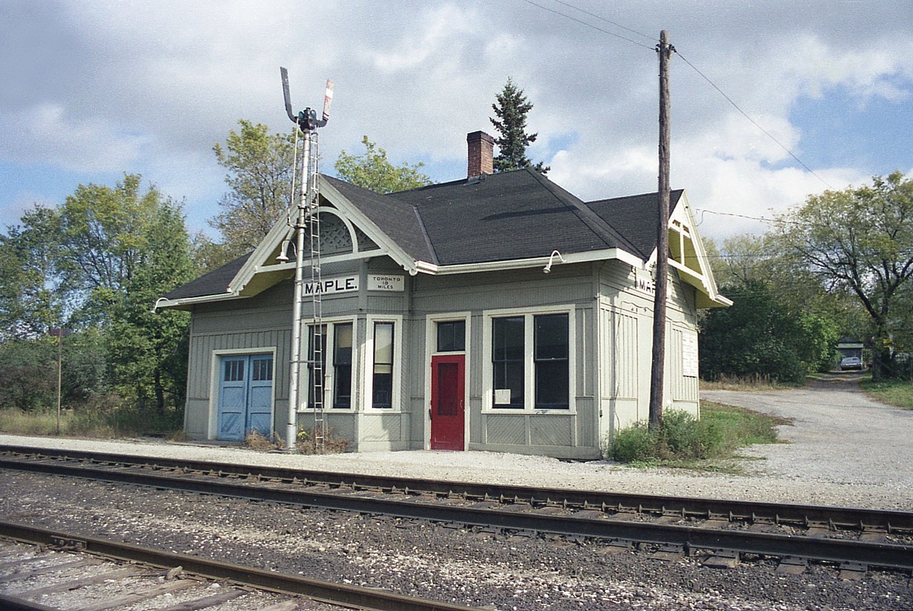 Here's the quaint little station at Maple, before it became a marked GO stop. A rural station out in the countryside. But oh how times have changed.
Commuter service was introduced in 1974 with the start up of the Toronto-Barrie run.
This line was originally Ontario, Simcoe & Huron railway company. This station was built after 1905, when the first one was destroyed by fire; the result of a 'corn-field meet' almost in front of the old building.
South end of the Namesign shows "Toronto 18 miles" and the north end, "North Bay 197 miles". Interesting feature unique to Grand Trunk, I believe.
For those interested, this would make a good subject for "time machine".