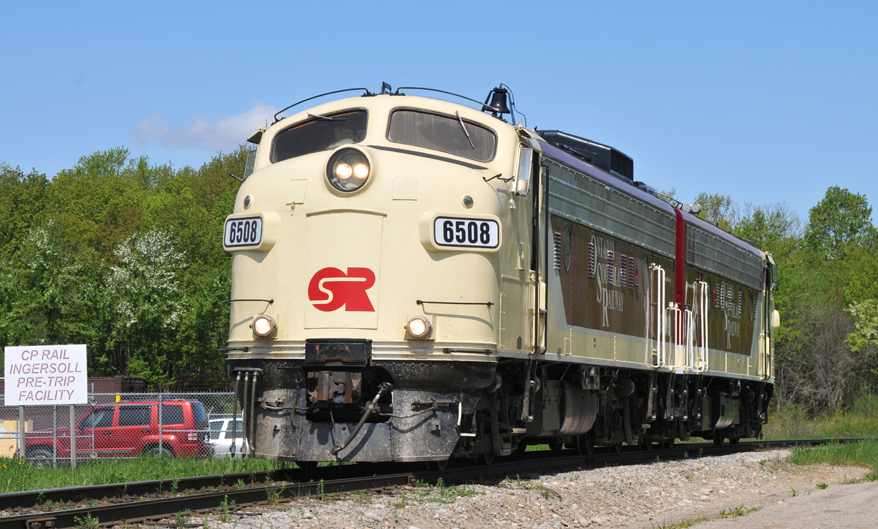 Matching OSR FP9A's 6508, and 1401 arrive at Cami to lift 16 autoracks.