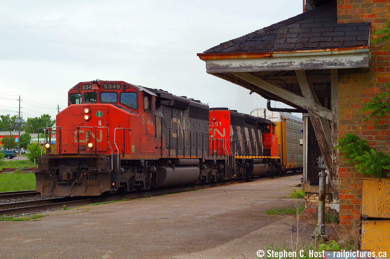 A nice pair of SD40-2w's framed in the CNR Ingersoll station. Is this thing still standing?
In the good 'ol days, lots of EMD power on many trains and this was no surprise, just a regular run of the mill train that I was in the hood for , probably a single train or two before I kept going to Sarnia for an in-laws visit.