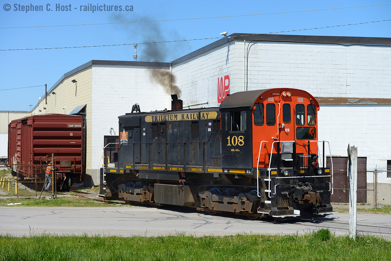 Here's a shot of Trillium switching WP Warehousing with a little smoke from the 251 powered S-13 #108 back in 2016.