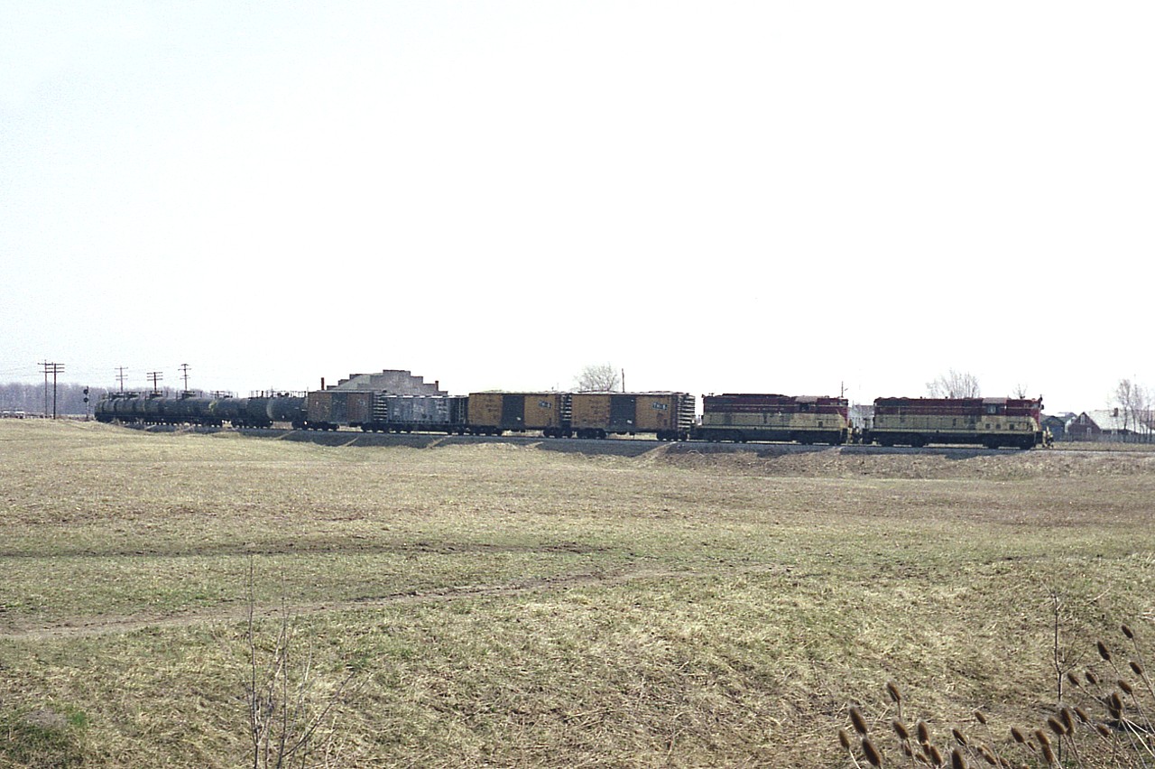 A bit rough but a seldom seen image location; TH&B 72 and 403 are on the east leg of the wye at Smithville, coming off the mainline with a train for Port Maitland. Track thru here was removed many years ago. Port Maitland is now serviced by a connection from Welland Yard.