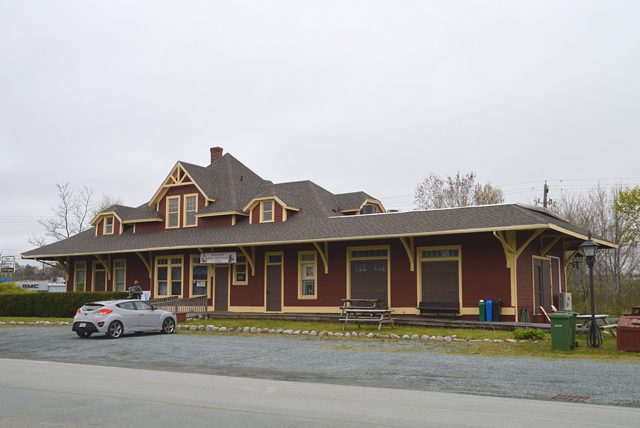It is nice that a few of the old Halifax & South-Western railroad stations have survived. Even better this one, as it is the home to the Hank Snow museum, and those of you who enjoy country music would really take in a visit to this place. The Nova Scotia country music Hall of Fame is also based here. The baggage area featured a couple of Hanks' old Cadillacs; the rest of the place a considerable variety of Hank Snow momentos. His childhood home was less than 2 miles from this station.
The station was open for railroad business in time for the 1906 push by the H&SW (Hellish Slow & Wobbly) from Halifax to Yarmouth. The first passenger train was thru on Dec 16th of that year. The last passenger train left town on October 25, 1969.
Thankfully, this rather ornate structure lives on. Out of sight on the left of the station, the old wooden water tower also survives, and was receiving constructive attention at the time of my visit.