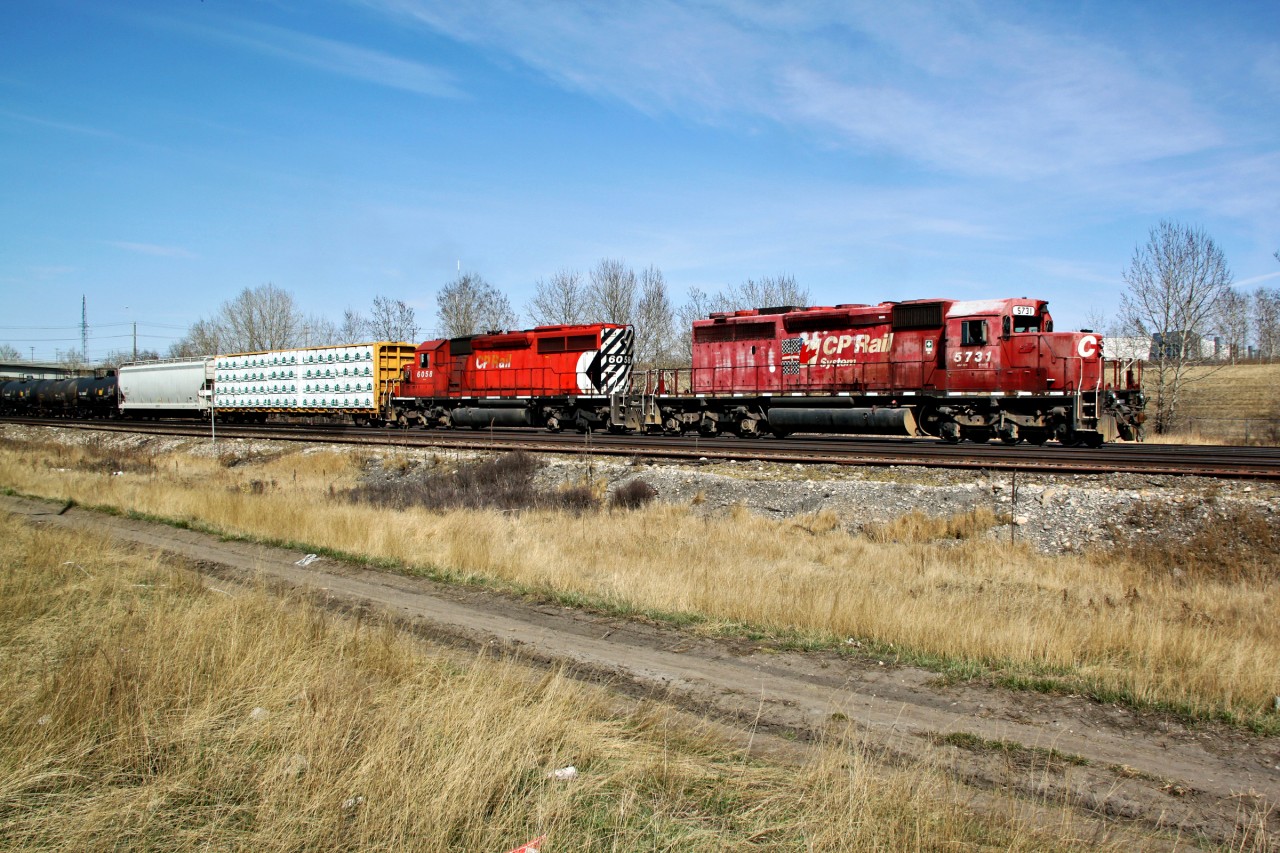 A pair of SD40-2s viewed alongside Ogden road, actually just switching  from Alyth Yard.  5731 was retired in 2013, it's looking pretty tired in this shot, 6058  was sent off to become an SD30C-ECO in 2015, now numbered CP 5046.