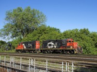 After heading west on the Montreal Sub a short distance so they could cross over, a pair of GP9's (CN 7229 & CN 7075) are heading east as they cross over Wellington Street. They will go and lift cars at Ray-Mont Logistics, a client located nearby.