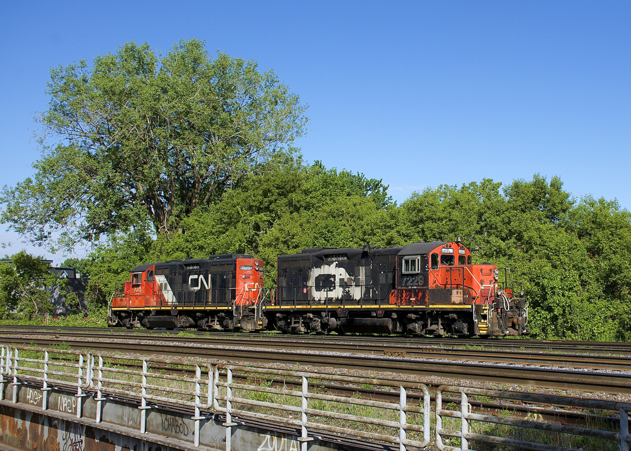 After heading west on the Montreal Sub a short distance so they could cross over, a pair of GP9's (CN 7229 & CN 7075) are heading east as they cross over Wellington Street. They will go and lift cars at Ray-Mont Logistics, a client located nearby.