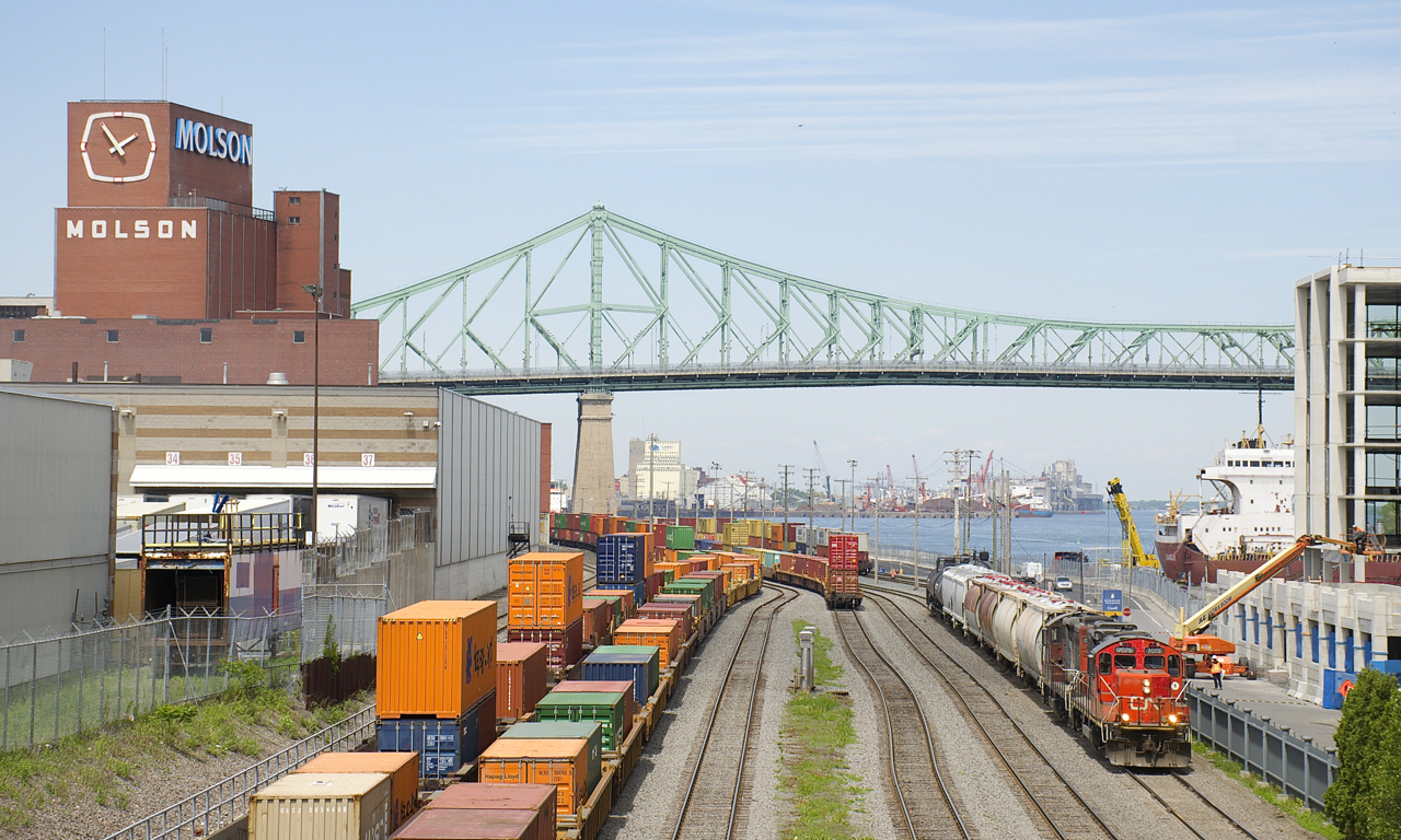 CN 7075 & CN 7229 are doubling their train in the Port of Montreal before heading back to Pointe St-Charles Yard. At left are long lines of containers and the Molson brewery, which will soon be moving to the South Shore.