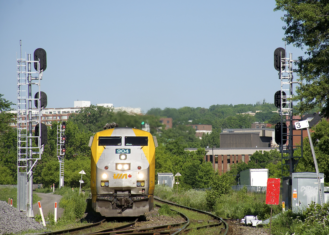 VIA 904 splits the signals as it leads VIA 22 past MP 3 of CN's Montreal Sub on a sunny morning. Barely visible above VIA 904's exhaust is the clear signal for VIA 601/603, which will pass just after VIA 22.