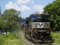 With only 30 ever produced, the SD80MAC is a rare model, even more so in Canada. Here an ex-CSX SD80MAC (NS 7219) leads a light power move out of the Port of Montreal after CN 596 brought in a unit train of GrainsConnect cars. Trailing are NS 4028 & NS 9568.
