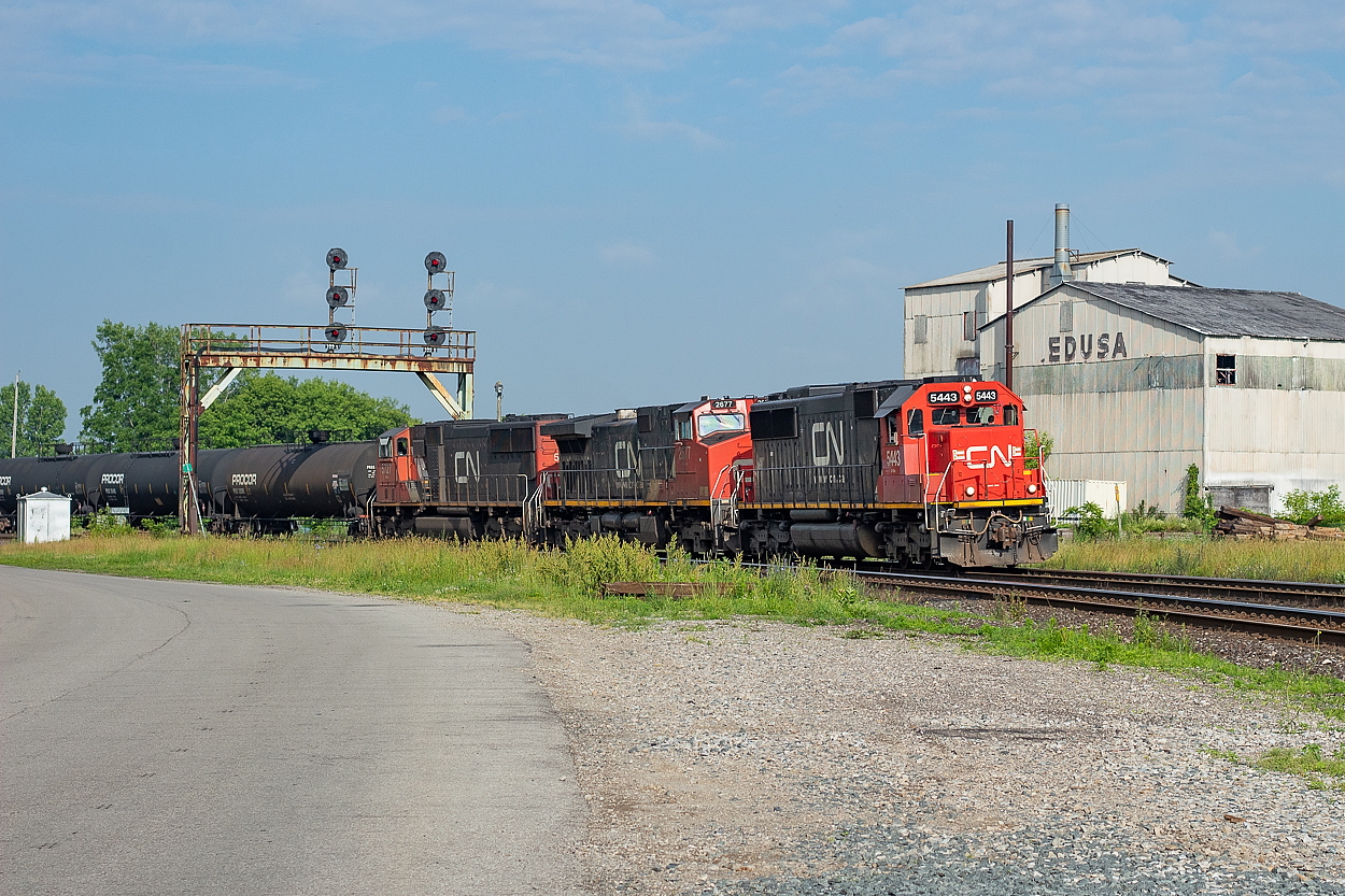 A short (58 cars) 384 was making the most of a relatively traffic-free Dundas Sub, making great time on its eastward journey. I caught it here in Paris and again in Copetown, and didn't have to spend much time at all waiting for it all there. This one originated out of Sarnia, explaining its short length on the heels of the derailment yesterday.