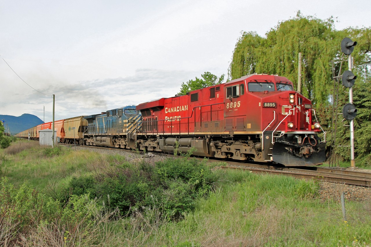 CP 8895 and CEFX 1046 lead a potash train east at Chase leaving the double track and entering single track operation.