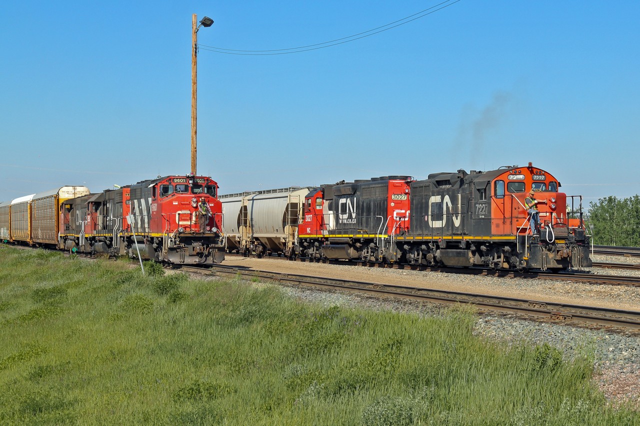 Switching in Clover Bar yard. We have GP9RM 7227 paired with GP40 WC 3027 sadly no longer in WC livery.  The other set is GP40-2L(W)s 9601 and 9672 sandwiching GP38-2 7503