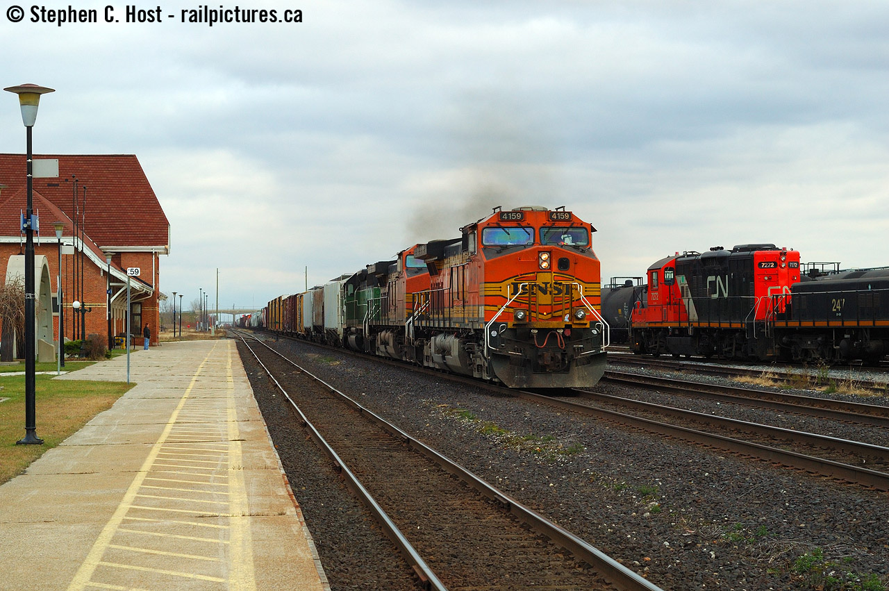 FPON era: I shot this train at Wyoming at Noon with bnsf 4159/bnsf 4786/bnsf 6877 and 3 hours and change later it's worked Sarnia, set off BNSF 6877 and lifted BNSF 6334. As it passes the station a yard geep/slug set passes by making for a perfect shot. These were the days> folks... and to see how good they REALLY check out this OS by Rob Eull here where he saw 30 trains in 10 hours - 3 per hour in *daylight* at Bayview. Membership with groups.io required to see links - highly recommended.