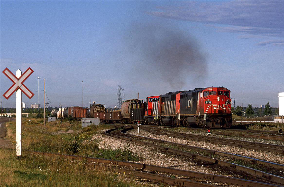 424 is a regular Edmonton to Winnipeg merchandise train. It is coming up on Clover Bar Yard, as the rear end is still on the high bridge over the North Saskatchewan River.
The GMD-1 is likely to be swapped out with a similar unit that will be sent to the shops for maintenance.