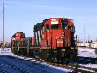 I think that these are remotely operated hump units. note the lack of ditchlights and the orange gyrolight.