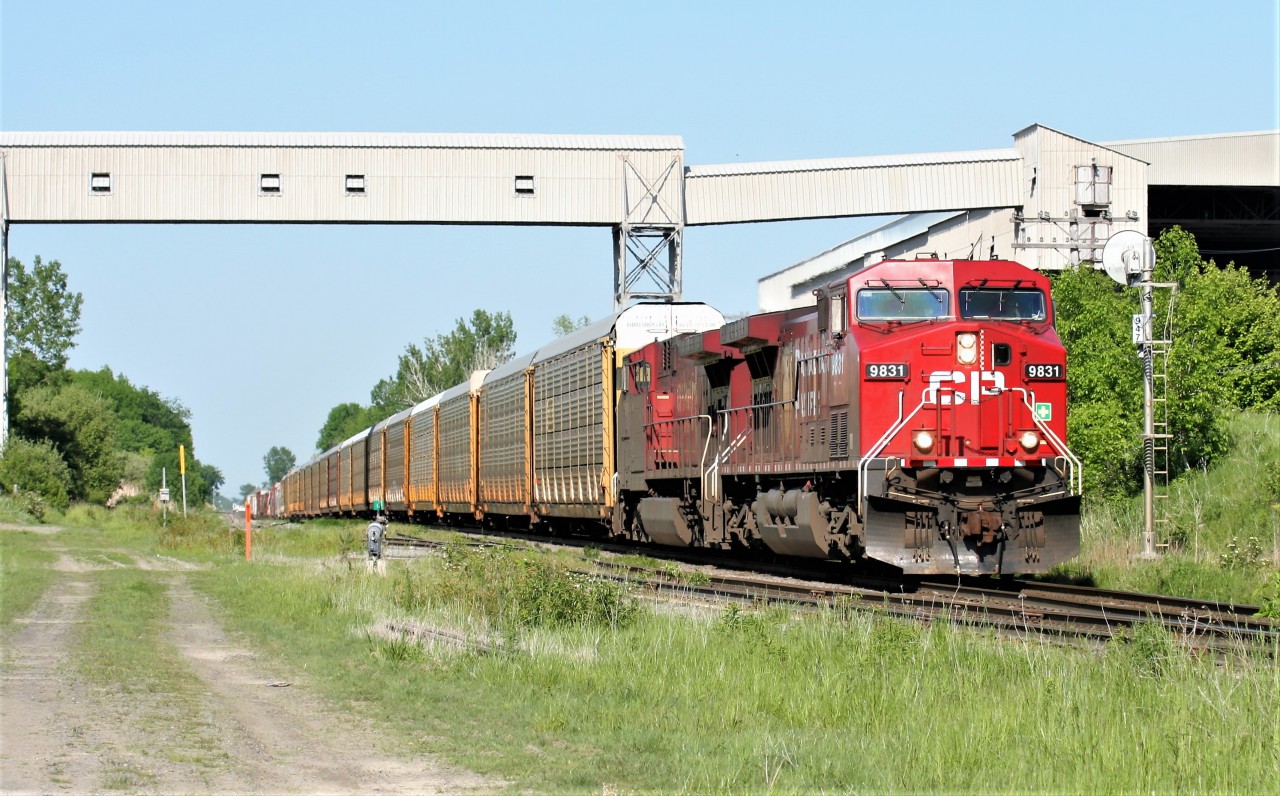 CP 9831 and an older GE sister lead a westbound through Zorra just after 17:00 on a spring evening.