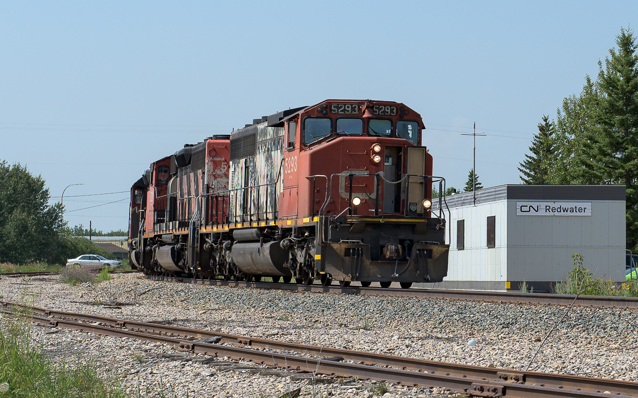Last July I wandered out to Redwater and caught a few photos of the Waterways train. It is headed up by the 5293, 5321 and 5381. There is something real familiar about this curve, I feel like I have seen GMD-1's coming around this same corner. :-)