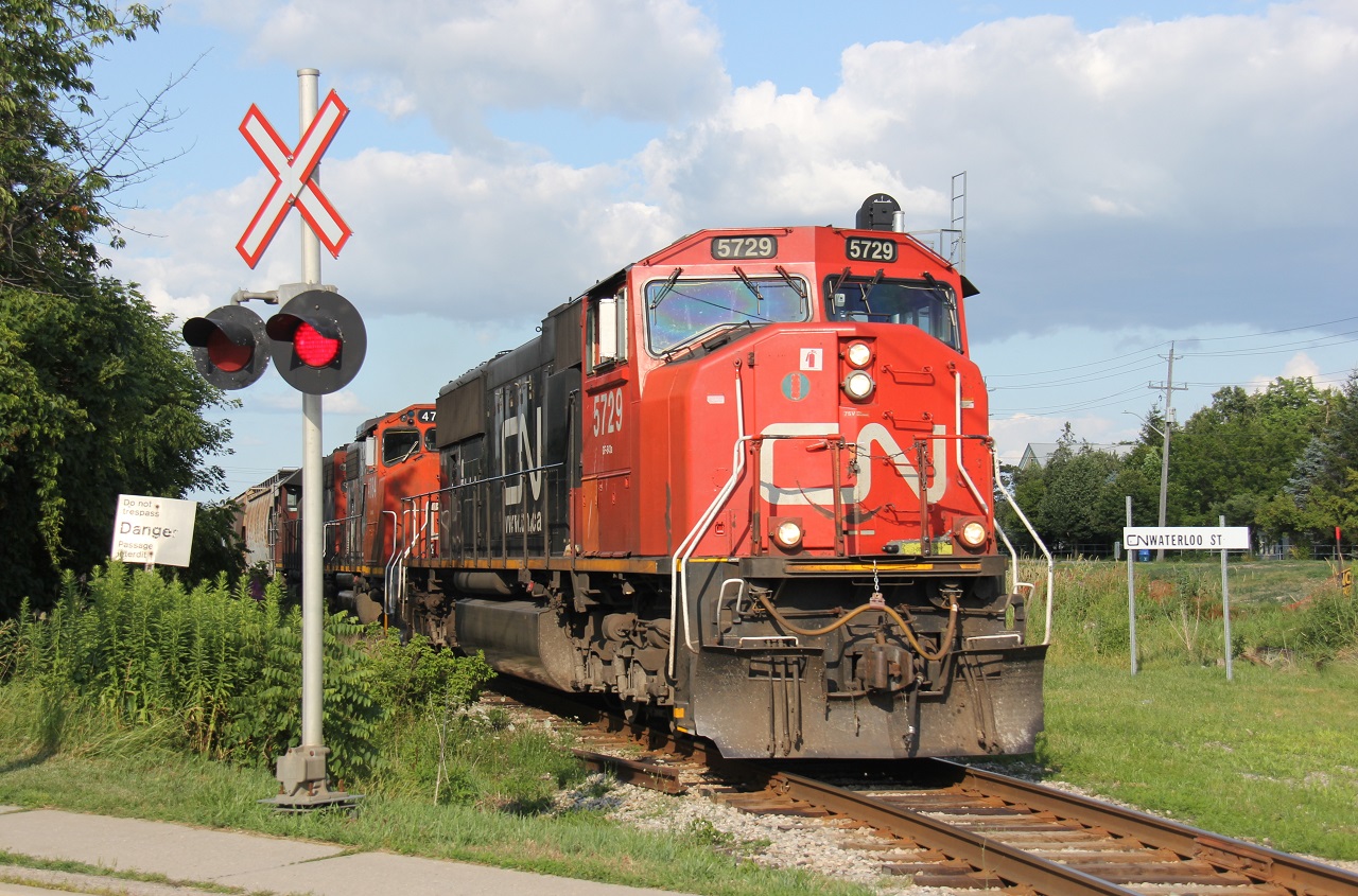 CN 568, with some big power on the point in the form of SD75i 5729, storms westbound out of New Hamburg after completing some switching duties at Nachurs Alpine and Pestell. Note the CN Waterloo St. sign with the distorted noodle. I believe it used to be a G&W or GEXR symbol there.