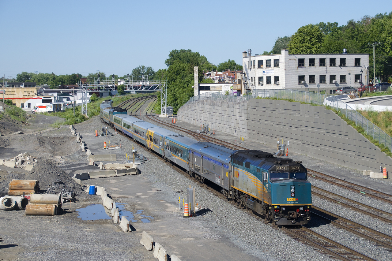 VIA 633 has VIA 911 up front, VIA 6412 mid-train and VIA 6407 on the tail end as it heads west. In Ottawa this consist will be split up, with the front part going to Toronto as 645, while the rear part will head back east to Montreal and then Quebec City as VIA 28.