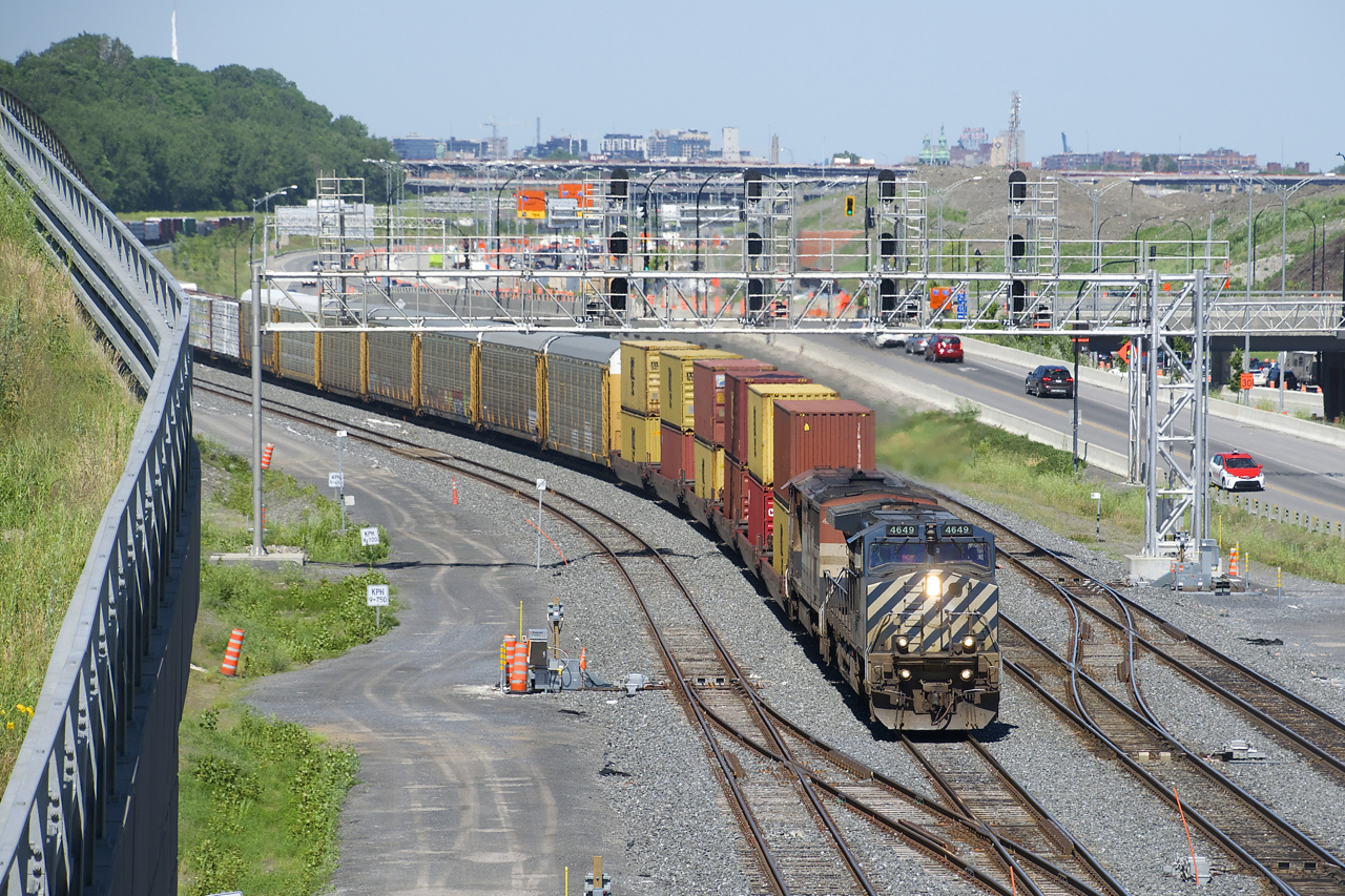 A pair of BC Rail units (BCOL 4649 & BCOL 4603) are the power on CN 401 as it passes Turcot Ouest. At the head end are 6 intermodal platforms from Rivière-du-Loup.