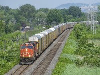 Autorack train CN 271 has CN 2295 & CN 2202 for power as it rounds a curve in Pointe-Claire. 