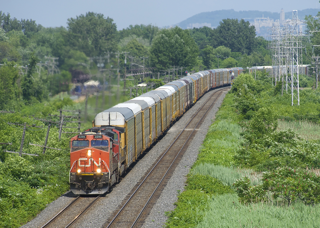 Autorack train CN 271 has CN 2295 & CN 2202 for power as it rounds a curve in Pointe-Claire.