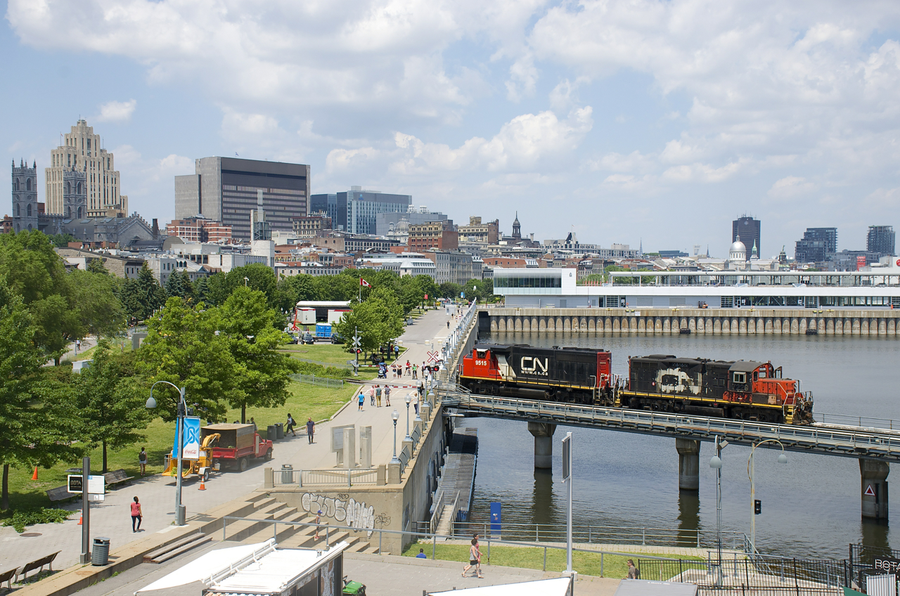CN 9515 & CN 7229 are heading light towards the Port of Montreal to pick up some cars.