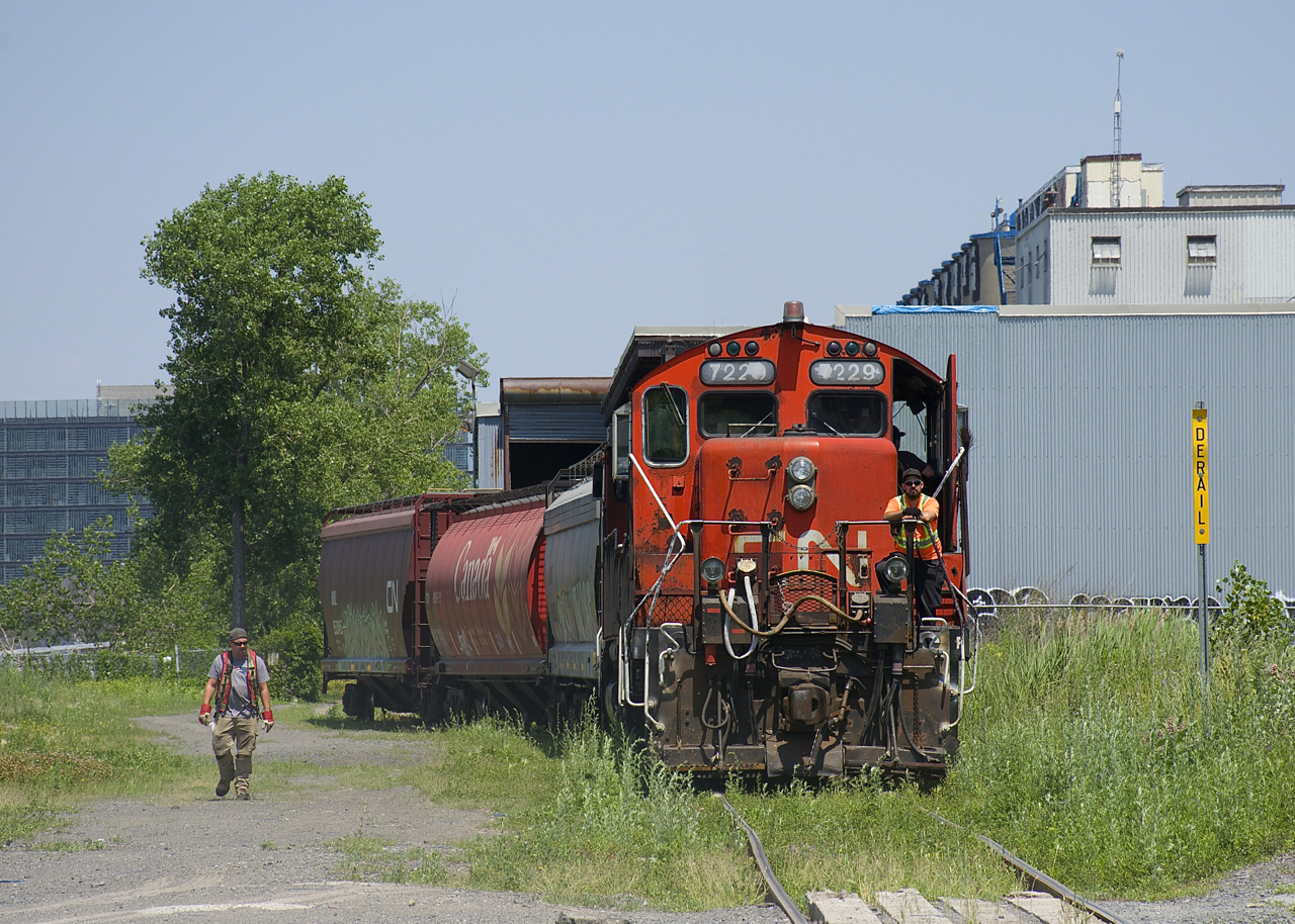 CN 7229  and CN 9515 are about to leave the P&H mill with 3 grain empties to take to the nearby Pointe St-Charles Yard.