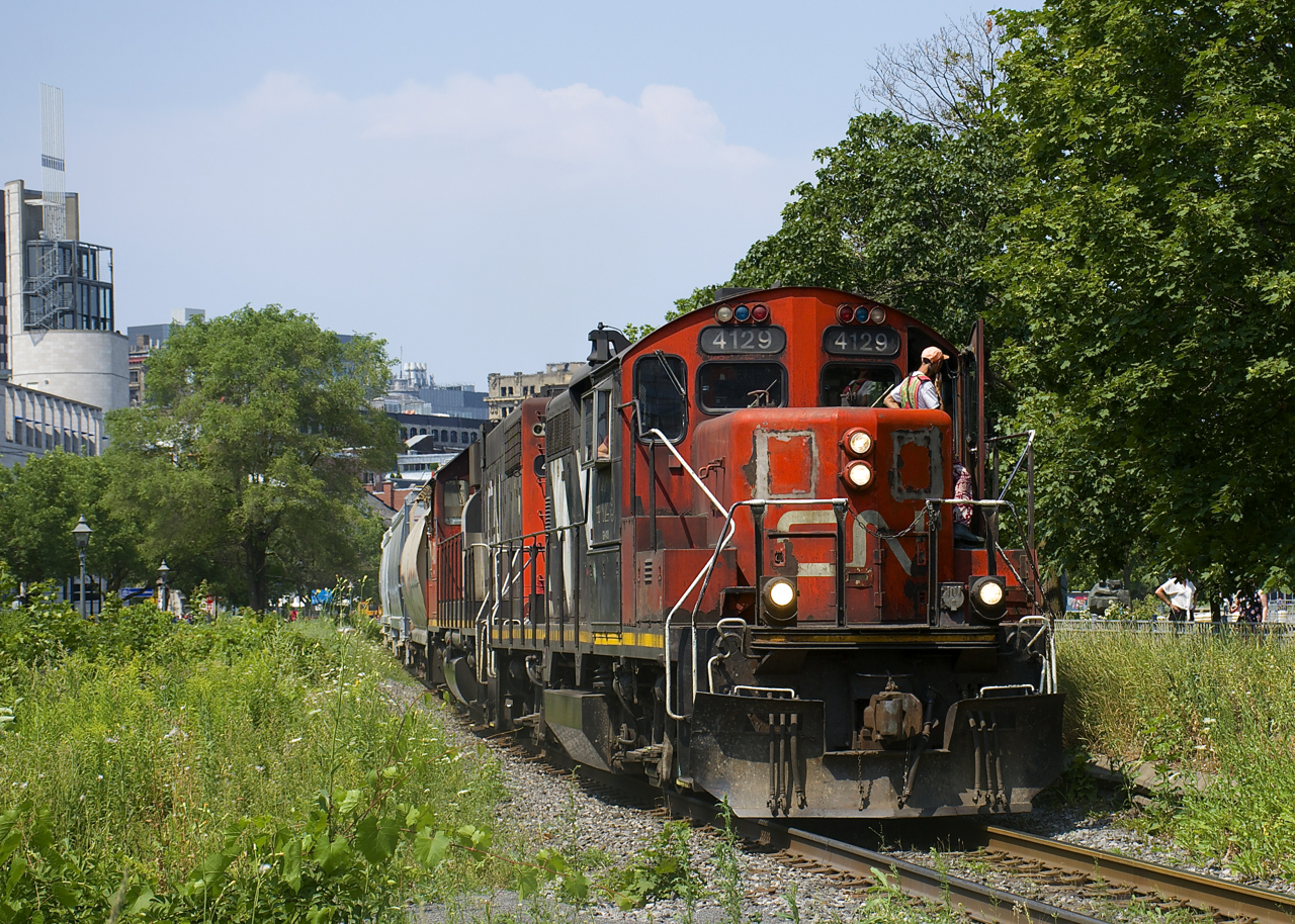 CN 4129 & CN 4700 are leaving the Port of Montreal with a 3500-foot long train on a scorching afternoon.