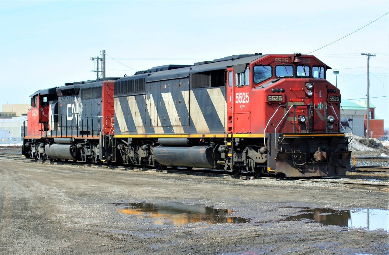 CN SD60F 5525 and SD40-2(W) 5339 await their next assignment in their birthplace, as both were built only a short distance away at the GMDD facility in London.