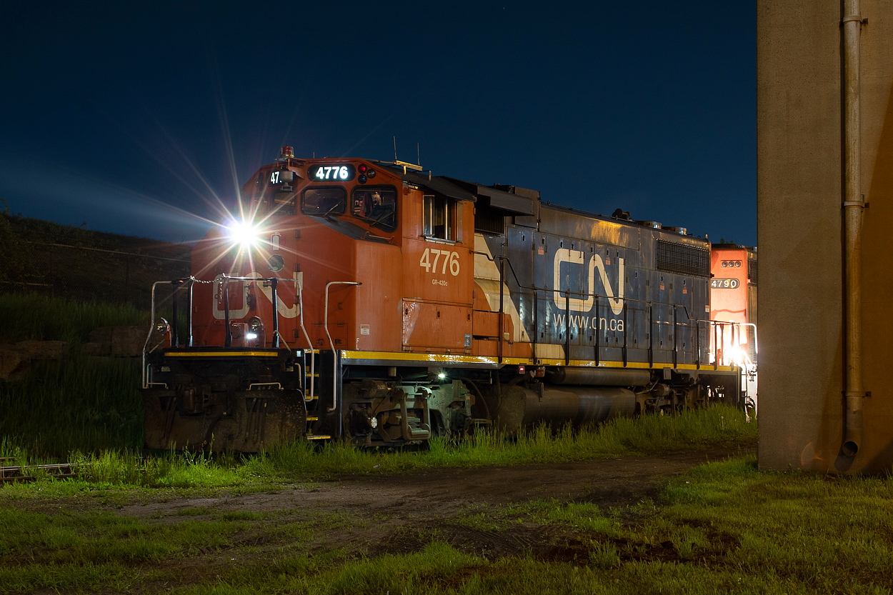 CN 4776 peaks around a support column for Nicola Tesla Boulevard in Hamilton. The crew of 555 was waiting to head into NSC to make a lift of new cars.