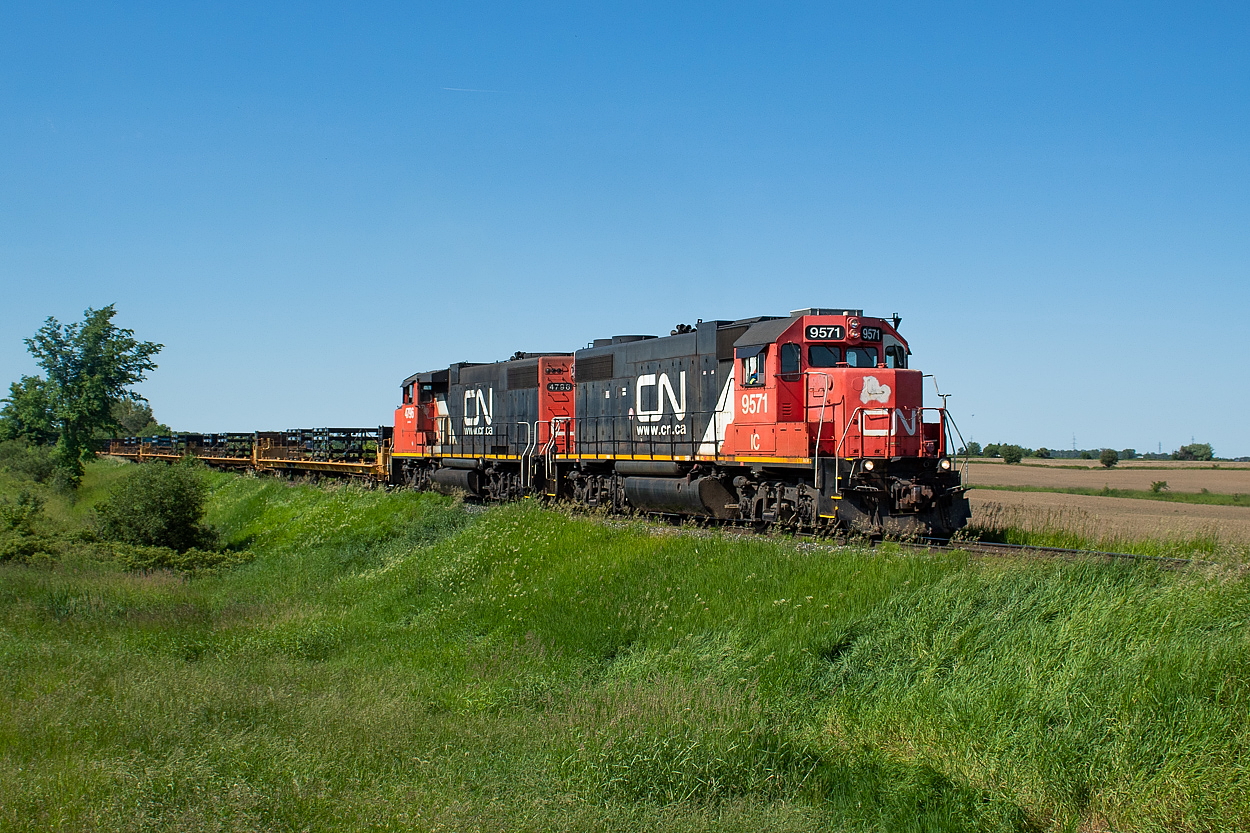 I had this day planned out for a while. I was going to head down to Chatham for 514 and chase it to Blenheim and Thamesville, and then stop in London on my way home and chase 584 to St. Thomas. Plans quickly changed when I got to Chatham and saw now power for 514 - so I adapted on the fly. I ended up catching CP in Jeannette and then went up to Sarnia where I saw some CSX and CN action. After that, I slowly worked my way to London, getting there in the late afternoon where I caught 330, 331 and 385. About an hour after I got there 584 departed for St. Thomas. I got some shots in town and then headed to this spot at Manning Drive just north of Glanworth, which I had scoped out via Google Maps some time ago, and waited.