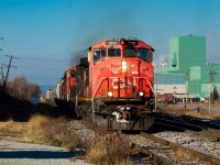 Following up on the discussion that ensued in <a href="http://www.railpictures.ca/?attachment_id=38070">this shot</a> of CN 2514 leading 531 out of Port Rob, here's a similarly worn paint job on CN 2513, pictured here leading 421 through Parkdale Yard after working Stuart on its journey to Port Rob. The conversation in the shot of 2514 mentioned that 2500 is the only good looking 2500, and its paint can be seen in <a href="http://www.railpictures.ca/?attachment_id=37031">this shot</a>, leading a train of wind turbine columns through Snake.