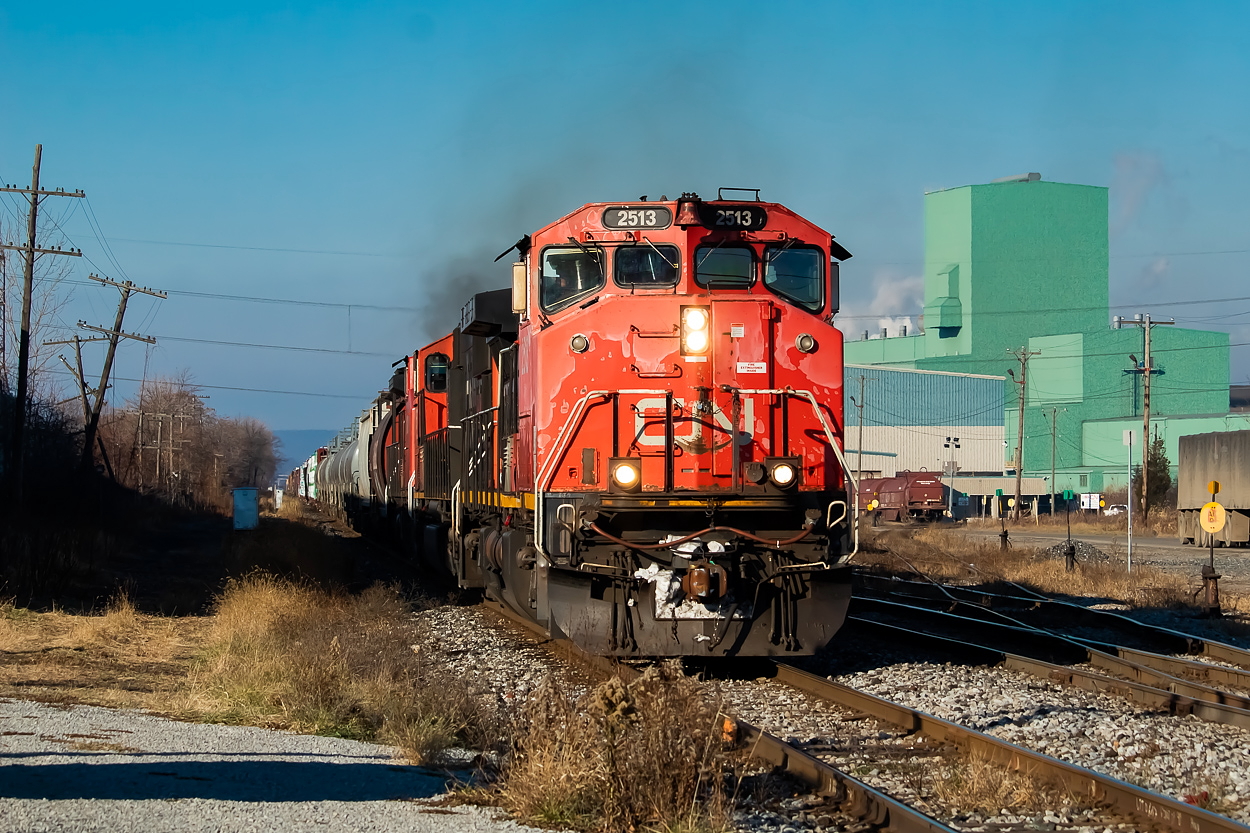 Following up on the discussion that ensued in this shot of CN 2514 leading 531 out of Port Rob, here's a similarly worn paint job on CN 2513, pictured here leading 421 through Parkdale Yard after working Stuart on its journey to Port Rob. The conversation in the shot of 2514 mentioned that 2500 is the only good looking 2500, and its paint can be seen in this shot, leading a train of wind turbine columns through Snake.