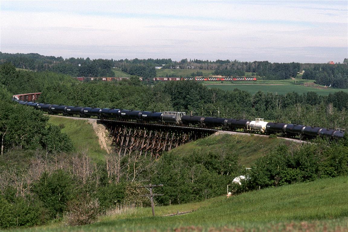 419, the regular Edmonton to Smith AB manifest train winds though the Sturgeon River Vally just north of Edmonton. I could have used one or two more tank cars on the rear of the train.