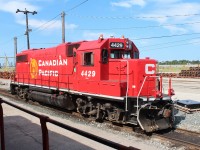 4429 has lost it's SOO paint in exchange for the "new beaver" look. Wonder how many units are now left in SOO livery?