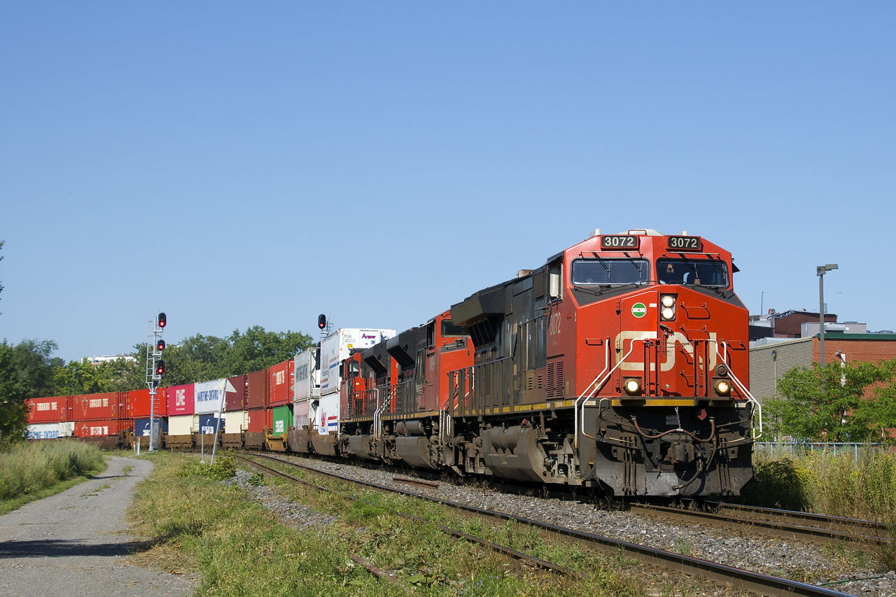 CN 3072, CN 8019 & CN 8915 are at the head end of a 624-axle long CN 120 as it rounds a curve in St-Henri. Mid-train is CN 3864.