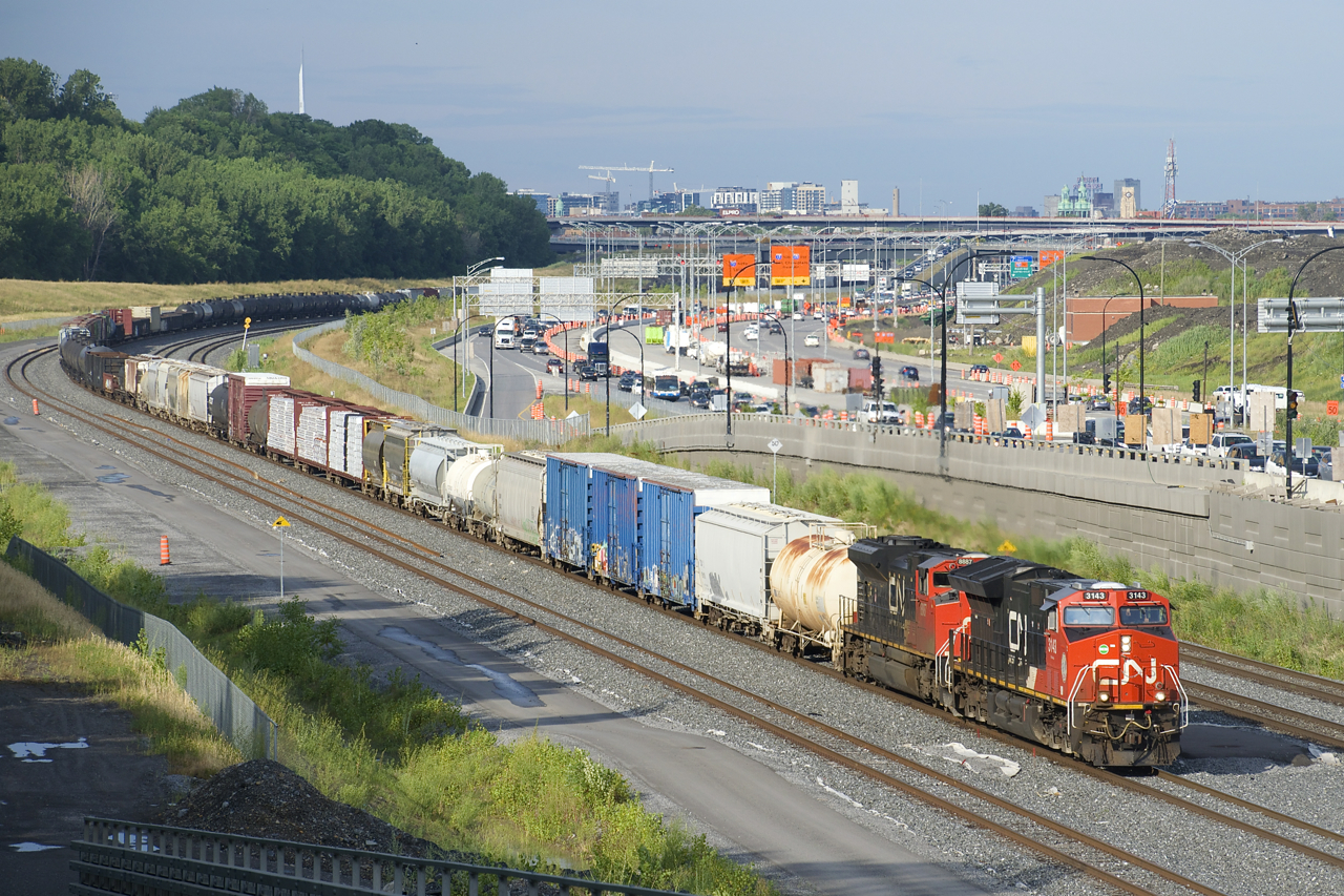 CN 3143 & CN 8887 lead CN 309 towards Turcot Ouest as they round a curve. Normally originating at Joffre Yard, this one originated at Southwark Yard.