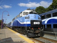 What was known as the AMT is now rebranding itself as Exo, with the slogan 'Allo Exo' (hello exo). This rebranding is apparent on the nose of AMT 1345 (arriving at Montreal West Station) as well as on a multilevel car at right, where an AMT logo once graced the dark blue semi-circle.