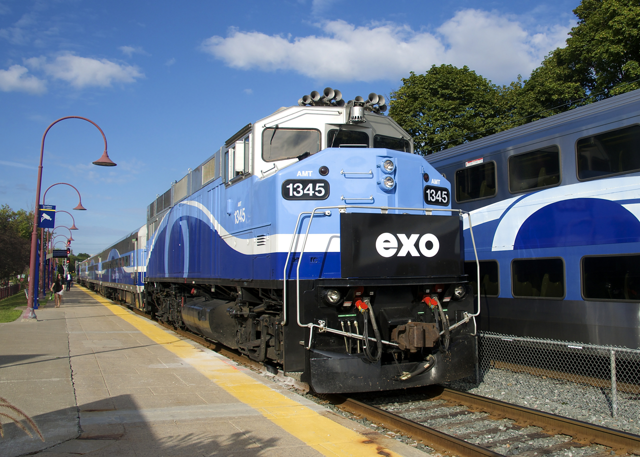 What was known as the AMT is now rebranding itself as Exo, with the slogan 'Allo Exo' (hello exo). This rebranding is apparent on the nose of AMT 1345 (arriving at Montreal West Station) as well as on a multilevel car at right, where an AMT logo once graced the dark blue semi-circle.
