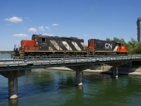 CN 4129 and CN 4700 are leaving the Port of Montreal light.
