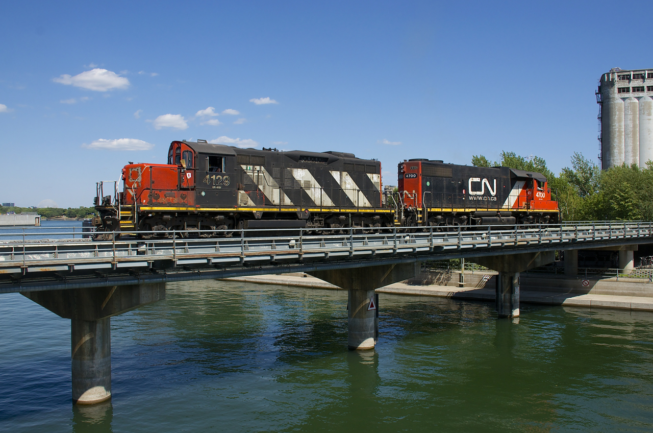 CN 4129 and CN 4700 are leaving the Port of Montreal light.