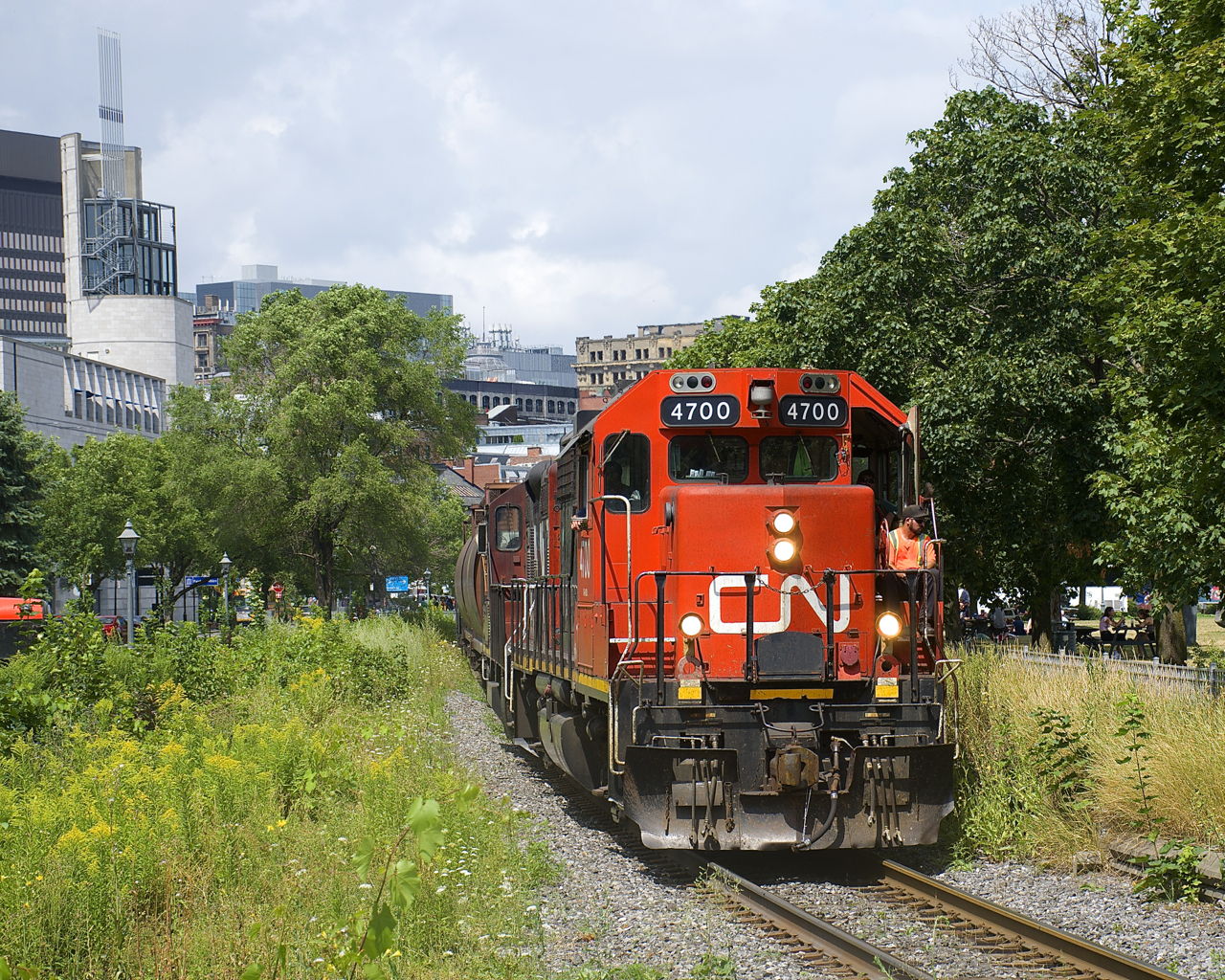 CN 4700 & CN 4129 are leaving the Port of Montreal with 9 cars in tow.