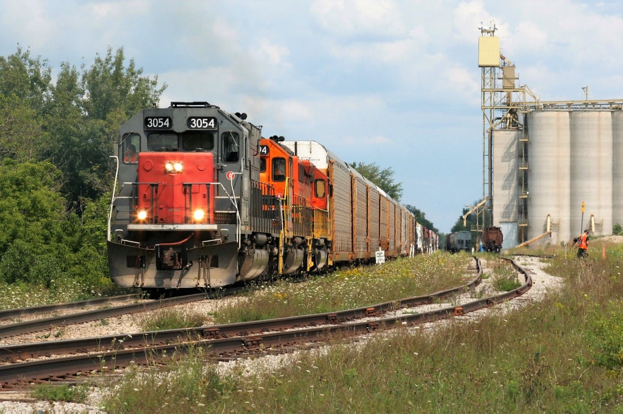 Goderich-Exeter Railway (GEXR) 431 has just arrived from CN’s MacMillan yard at Shantz Station Terminal Ltd Parrish & Heimbecker (P&H), which is located east of Breslau, Ontario. Powering the train are big GEXR SD45T-2 3054, GEXR SD40-2 3394 and RLHH SD40-2 3403. While this scene was routine at the time, as 431 would often work the P&H facility heading westbound, in less than three months, CN would take over operations on the Guelph Subdivision. Since the transition from GEXR to CN in November 2018, CN train L540 regularly works P&H from Kitchener during the week as well as when required on weekends. Also, CN L568 also switches the facility on weekends when there is no L540 ordered.