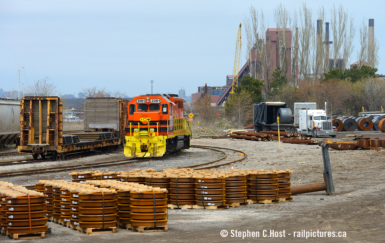 How can you mess up where this photo is taken? A locomotive, from the Raillink Hamilton-Hagersville, surrounded by steel coils, steel plates, and steel wheels and a Steel mill. Steel. It's a pleasure to still have the opportunity to photograph the Southern Ontario Railway in Hamilton if it is after all their locomotive shop, where SOR motive power will come for work or inspections as needed from Nanticoke. But that's about all you'll find for now..