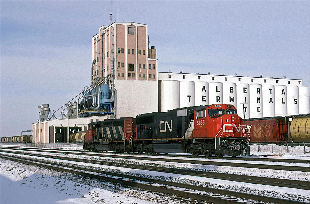 This is 814's power going to Walker Shops. They left their empty grain train in Bissell Yard.
The impressive Alberta Terminal structure makes for an interesting background. I used to think that it was huge until I moved to central Illinois.
I think that I read, just the other day, that these, then new units are to be rebuilt.