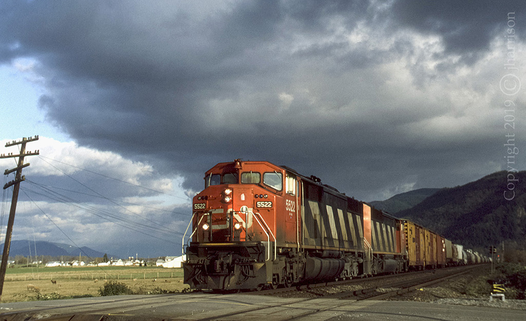 CN 5522 makes good time as it heads west across the flats at Sumas Mountain on CN's Yale Sub.